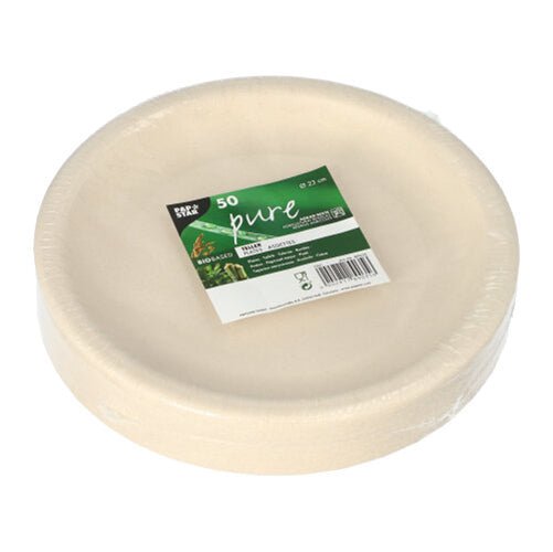 Pino pyöreitä, valkoisia kertakäyttölautasia maatalousjätteistä PAPSTAR GmbH:ltä, pakattu folioon vihreä-valkoisella etiketillä "50 pure" ja tuotetiedoilla.