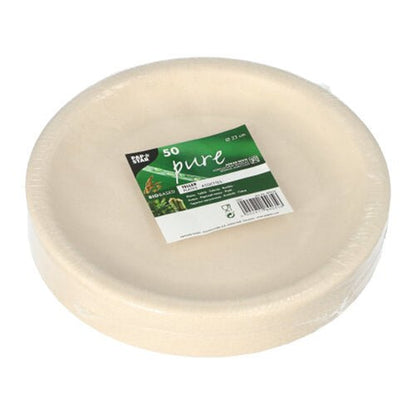 Pino pyöreitä, valkoisia kertakäyttölautasia maatalousjätteistä PAPSTAR GmbH:ltä, pakattu folioon vihreä-valkoisella etiketillä "50 pure" ja tuotetiedoilla.