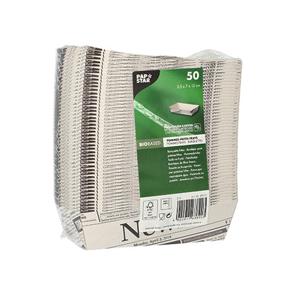 Pakkaus 50 valkoista PAPSTAR ranskanperunakulhoa „Newsprint“ (PAPSTAR GmbH), pakattu kirkkaaseen kalvoon, mitat 3,5 x 7 x 1,2 tuumaa, ihanteellinen kioskeihin, sanomalehtipainatus ja vihreä tuotetarra.