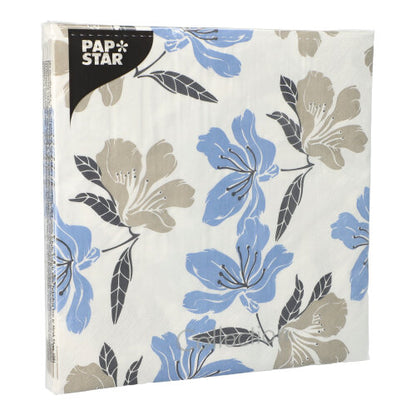 Pakkaus PAPSTAR 20 3-kerroksista lautasliinaa, 40 x 40 cm, kukkakuviolla sinisenä ja beigellä harmailla lehdillä valkoisella pohjalla. Musta „PAPSTAR“-etiketti vasemmassa yläkulmassa. Merkki: PAPSTAR GmbH.