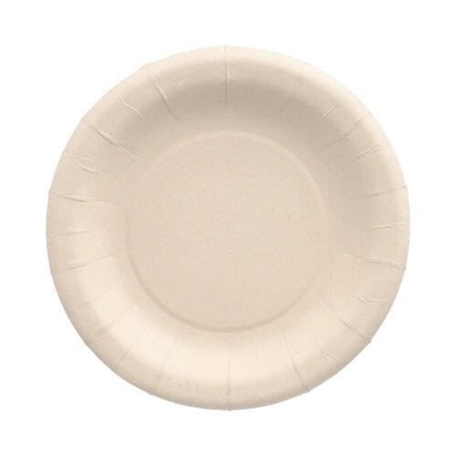 Se PAPSTAR 20 lautasta maatalousjätteistä valmistettua ”pure”-mallia, pyöreitä, valmistaja PAPSTAR GmbH on ympäristöystävällinen, beige kertakäyttölautanen, jossa on tasainen reuna ja hieman kuvioitu pinta; kuva on otettu ylhäältäpäin valkoista taustaa vasten.
