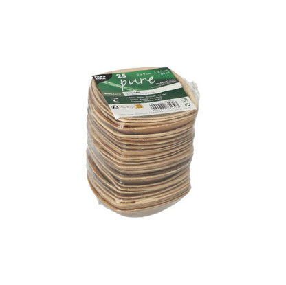 Pino PAPSTAR GmbH: neliönmuotoisten, luonnollisten palmunlehtikulhojen pino on pakattu muoviin. Vihreä-valkoinen etiketti ylhäällä ilmoittaa: PAPSTAR 25 kulhoa palmunlehti „pure“ „QUADRATO“ luonnollinen.