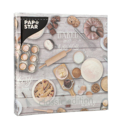 Die PAPSTAR 20 Servietten, 33x33 cm, 3-lagig von der PAPSTAR GmbH sind ein Design-Set 6 zum Thema Backen mit Abbildungen von Backwaren und Zutaten auf einer hellen Holzoberfläche.