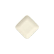 Sokeriruokosta valmistettu PAPSTAR sormiruokalautanen, suorakulmainen, "pure", 6,5 cm, valkoinen (12 kappaletta), on asetettu valkoiselle taustalle diagonaalisesti - kestävä valinta kertakäyttöastioille tai sormiruokalautasena.
