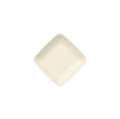 Sokeriruokosta valmistettu PAPSTAR sormiruokalautanen, suorakulmainen, "pure", 6,5 cm, valkoinen (12 kappaletta), on asetettu valkoiselle taustalle diagonaalisesti - kestävä valinta kertakäyttöastioille tai sormiruokalautasena.