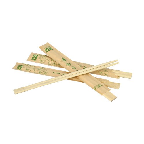 Useita pareja PAPSTAR GmbH syömäpuikot bambu "puhdas", 21 cm, kukin yksittäin kalvoon pakattuina, on levitetty valkoiselle pohjalle; joillakin pareilla on hihat vihreillä kuvioilla ja tekstillä.
