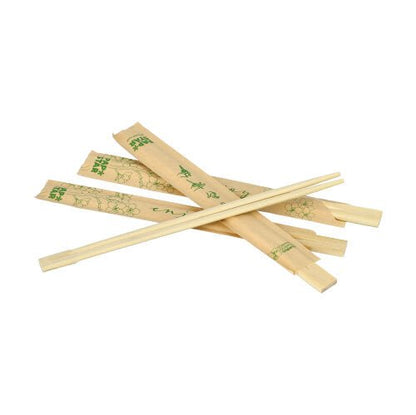 Useita pareja PAPSTAR GmbH syömäpuikot bambu "puhdas", 21 cm, kukin yksittäin kalvoon pakattuina, on levitetty valkoiselle pohjalle; joillakin pareilla on hihat vihreillä kuvioilla ja tekstillä.
