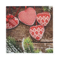 Drei rot-weiße Herz-Ornamente auf rustikalem Holz mit Tanne und Beeren sorgen für festliche Inspiration für Ihre PAPSTAR 20 Servietten, 33x33 cm, 3-lagig, Design Set 3 von PAPSTAR GmbH.