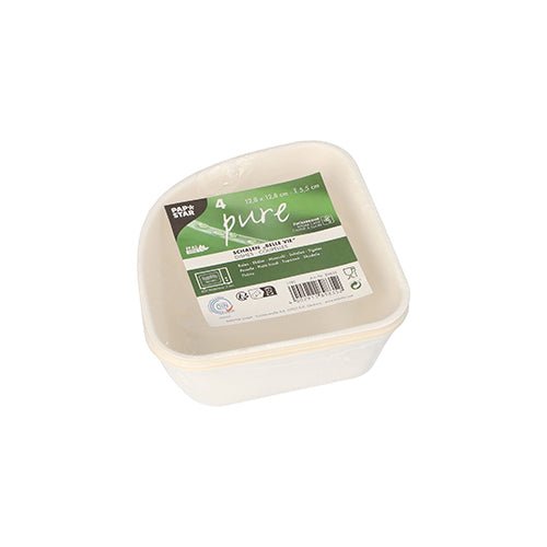 Pino neljästä valkoisesta "pure" Belle Vie, Ligne Carrée -sokeriruokokulhosta PAPSTAR, jossa on vihreä-valkoinen etiketti tuotetiedoilla ja kierrätyssymboleilla. Biologisesti hajoavat kulhot ovat PAPSTAR GmbH:n valmistamia ja kasvipohjaisia.