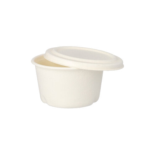Der umweltfreundliche PAPSTAR 50 Suppenbecher aus Zuckerrohr „pure“ in Weiß von PAPSTAR GmbH wird mit leicht gekipptem, biologisch abbaubarem Deckel vor weißem Hintergrund präsentiert.