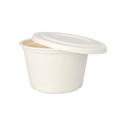 Kuvassa on osittain avattu PAPSTAR 50 sokeriruokokuppia „pure“ valkoinen PAPSTAR GmbH valkoisella taustalla – ihanteellinen ympäristöystävälliseen, kestävään ulkoruokailuun.