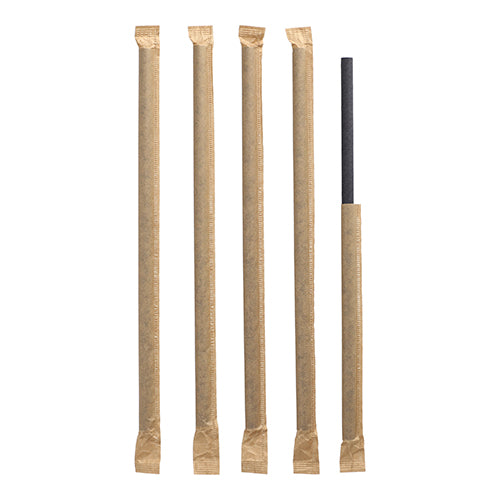 Viisi PAPSTAR ravistelupilliä mustasta paperista (Ø 8 mm, 25 cm) seisoo pystysuorassa: Neljä on yksittäin pakattuja, oikea on osittain vedetty pois foliokuorestaan.