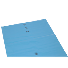 Der flache, blaue DEISS 90154 LDPE-Sack (240L, 1000x1250x0,06 mm) der EMIL DEISS KG ist mit einem Recycling-Symbol, der Nummer 65 und zwei kreisförmigen Markierungen auf der Oberfläche versehen. Der Hintergrund ist weiß. Verpackt als 100 Beutel pro Karton.