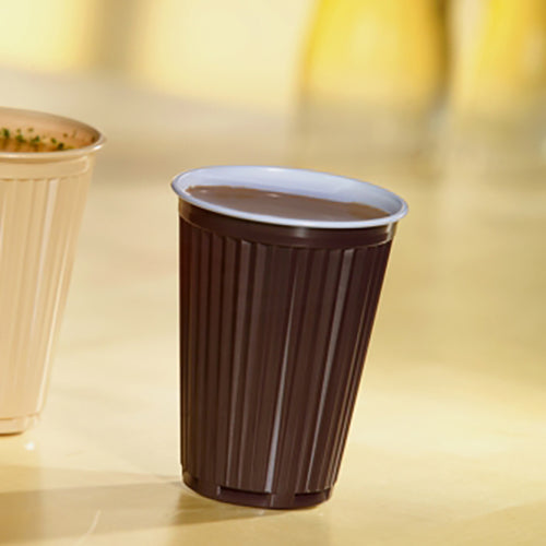 Juomalla täytetty Starpak 100 Thermo-automaattikuppi (PS, 0,18 l, Ø 7,03 cm, 9 cm, ruskea/valkoinen) seisoo vaalealla alustalla toisen kupin vieressä; ihanteellinen juomille liikkeellä. Pakkaus sisältää 100 kappaletta.