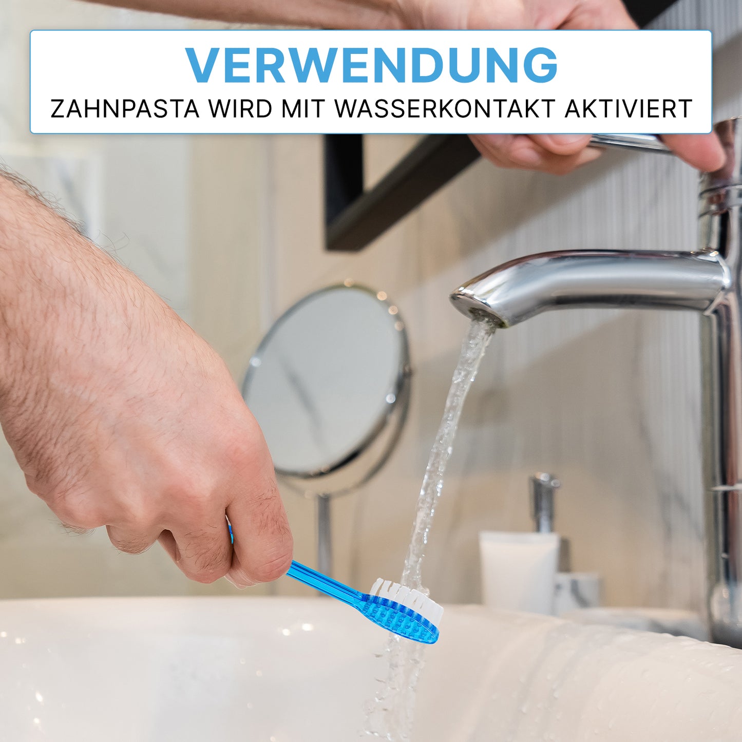 Eine Person hält eine ARNOMED Einweg Zahnbürste mit Zahnpasta von ARNOWA GmbH unter fließendem Wasser aus einem Badezimmerhahn. Im Hintergrund befinden sich ein Spiegel und der Wasserhahn. Der deutsche Text weist darauf hin, dass die Zahnpasta bei Wasserkontakt aktiviert wird. Schachtel: 100 Stück.