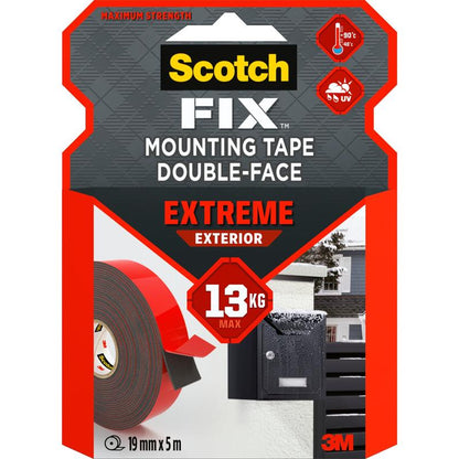 Pakkaus Scotch-FIX™ Extreme kaksipuolista ulkokiinnitysteippiä 3M Deutschland GmbH:lta (19 mm x 5 m) rullalla, postilaatikolla, lämpö- ja UV-kestävyysmerkeillä sekä etiketillä, jossa ilmoitetaan maksimaalinen kuormitus 13 kg.