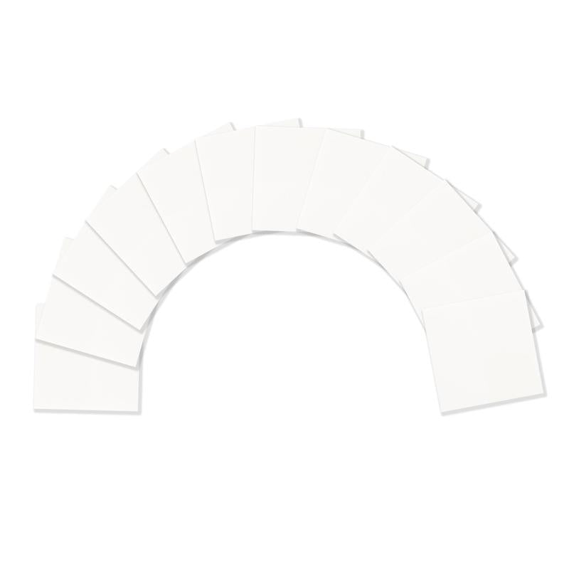 Rivi 3M Deutschland GmbH:n Post-it® Transparent Notes -muistilappuja (73 mm x 73 mm, 36 arkkia/paketti, 12 pakettia/pakkaus) on järjestetty kaarelle valkoiselle taustalle, ja yksittäiset laput hieman päällekkäin.