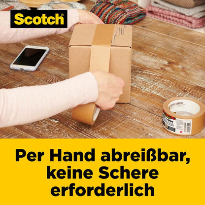 Henkilö repii käsin Scotch® Box Lock™ paperipakkausteippiä sulkeakseen laatikon puupöydällä. Näkyvissä ovat teippirulla, älypuhelin ja taitellut tekstiilit. Saksankielinen teksti korostaa 3M Deutschland GmbH:n helppoa repäisytoimintoa.