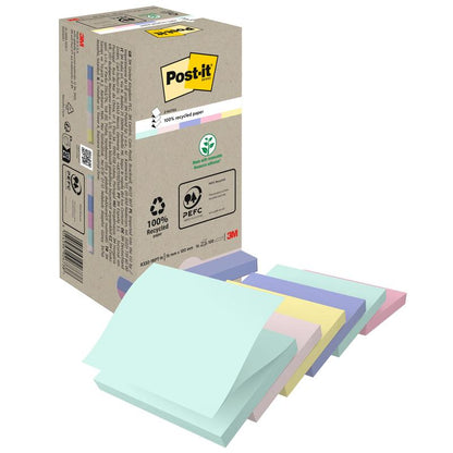 3M Post-it® Recycling Z-Notes -laatikko (76x76 mm, 100 arkkia, 100 % PEFC) seisoo viiden pastellivärisen pinon - sinisen, vihreän, keltaisen, vaaleanpunaisen ja violetin - vieressä. Pahvilaatikossa on kierrätys- ja sertifiointisymboleita.