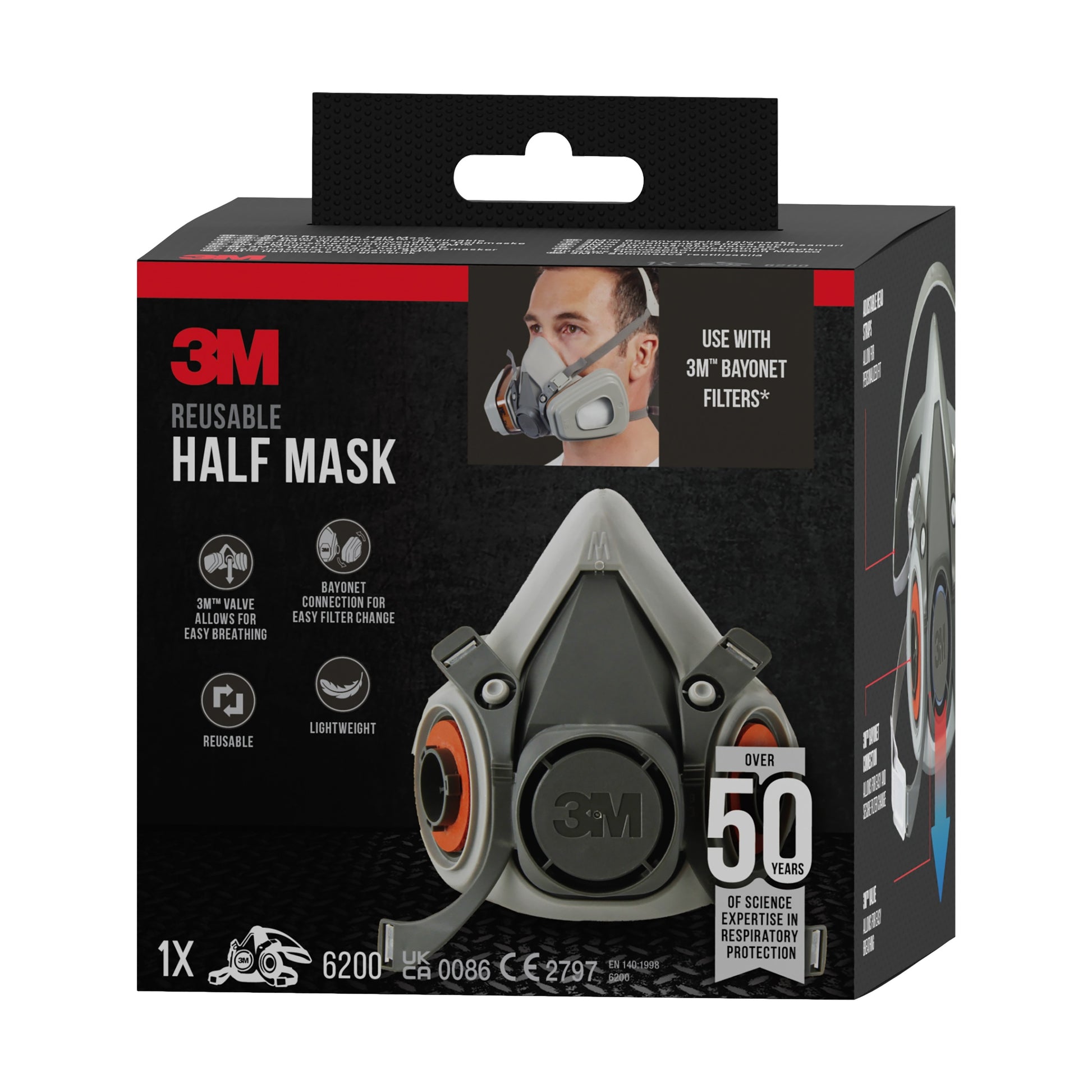 Die Verpackung des 3M™ Halbmasken-Gehäuse 6200 wiederverwendbar, mittelgroß von 3M Deutschland GmbH zeigt die Maske, einen Träger sowie Hinweise auf Wiederverwendbarkeit, Leichtigkeit und über 50 Jahre Schutzkompetenz.