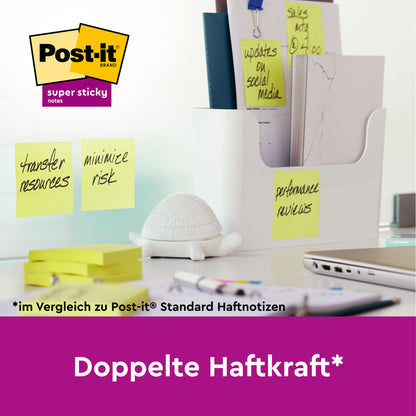 Auf einem Schreibtisch liegen Post-it® Super Sticky Z-Notes, Gelb, 76 mm x 76 mm (90 Blatt/Block), von 3M Deutschland GmbH, beschriftet mit "Ressourcen übertragen", "Risiko minimieren" und "Leistungsbewertung". Doppelte Haftkraft*. Akten und eine Schildkrötenfigur im Hintergrund.