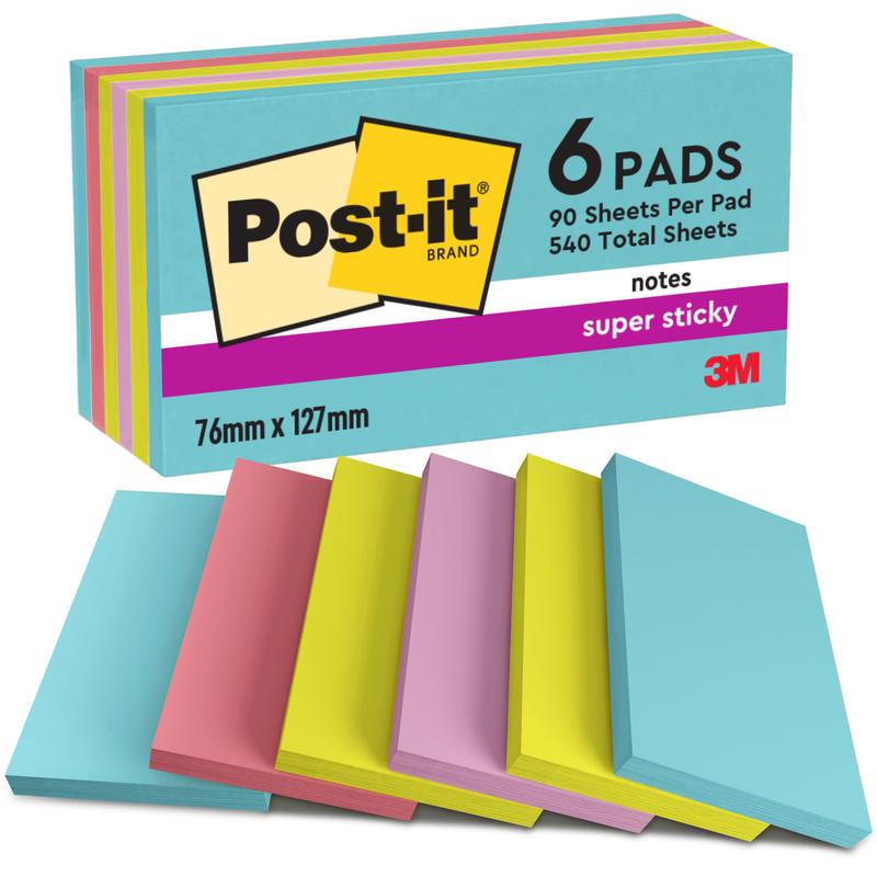 3M Deutschland GmbH:n kuuden Post-it® Super Sticky Notes -pakkauksen (76 mm x 127 mm, 90 arkkia/pakkaus, 100% PEFC) paketti sinisenä, pinkkinä, keltaisena ja laventelina, sekä pakkauksessa että esille aseteltuna.