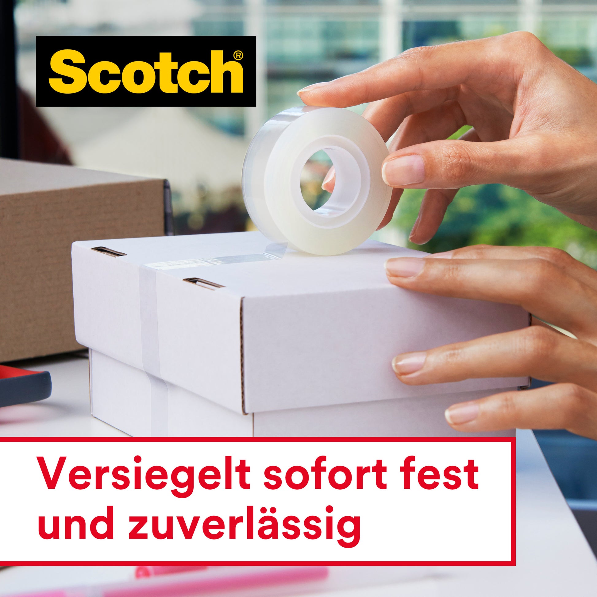 Eine Person verschließt eine weiße Schachtel mit transparentem Scotch® Crystal Klebeband (19 mm x 25 m, 1 Rolle + 8 m GRATIS) der 3M Deutschland GmbH. Oben links steht das Logo, darunter: "Sofort fest und zuverlässig versiegelt.