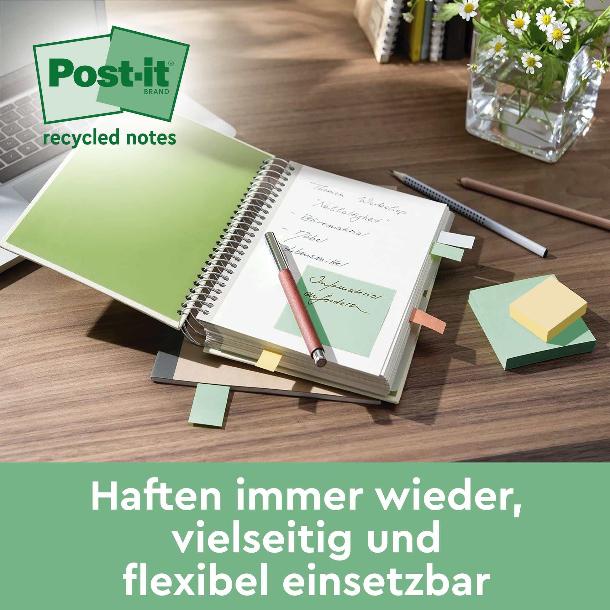 Auf dem Schreibtisch liegen ein offenes Notizbuch, ein Stift und bunte Post-it® Super Sticky 100% Recycling Notes (47,6 x 47,6 mm, 70 Blatt, PEFC) von 3M Deutschland GmbH. Dazu eine Vase mit grünen Stielen und eine Tastatur.
