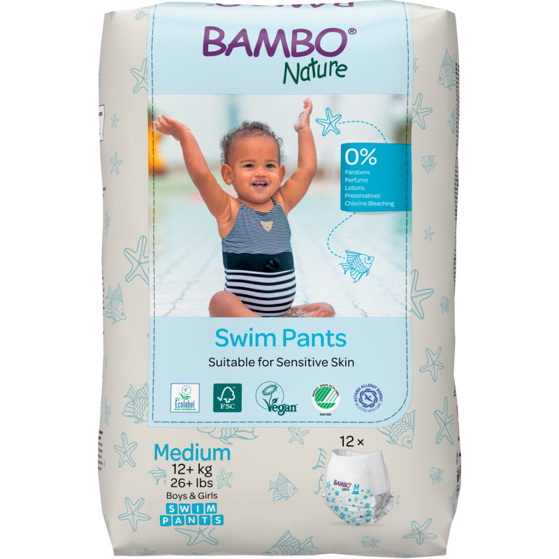 Der Abena Re-Seller GmbH Bambo Nature Schwimmwindel Gr. M (12 Paare) ist vegan, umweltfreundlich, für empfindliche Haut, und für Babys ab 12 kg geeignet. Die Verpackung zeigt ein lächelndes Baby in einem Badeanzug.