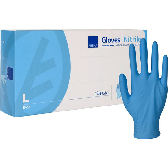 Abena Re-Seller GmbH:n laatikko, jossa lukee ”Nitriilikäsineet, Classic, puuterittomat, siniset” ja jossa on silmiinpistävä sininen ”L” (Large), seisoo pystyssä olevan käsineen vieressä; laatikon mukaan kyseessä ovat puuterittomat lääketieteelliset tutkimuskäsineet.
