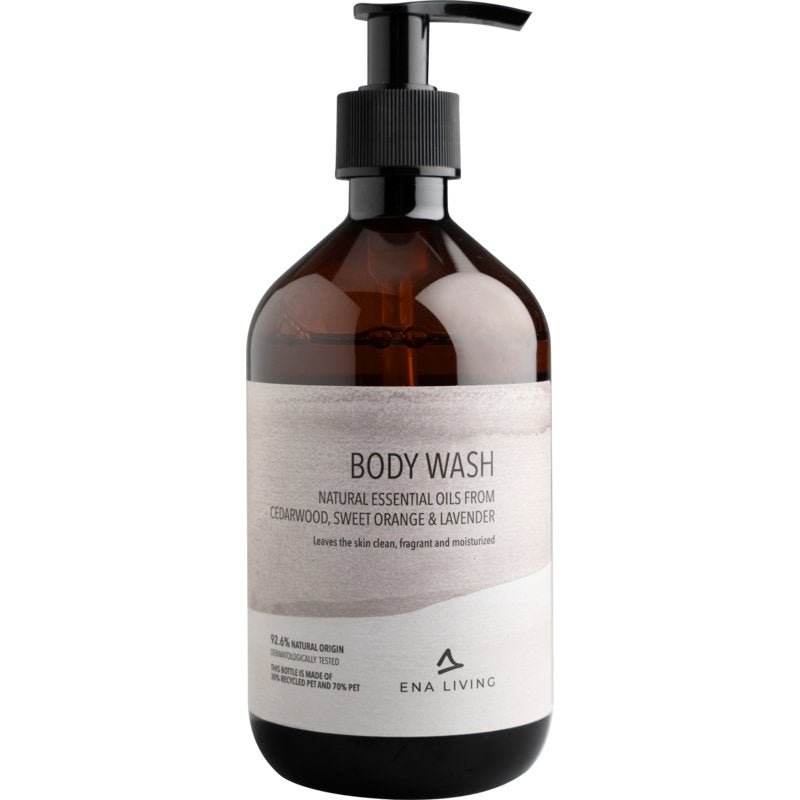 ENA Living Body Wash, 500 ml Abena Re-Seller GmbH:ltä (laatikko, jossa 8 pakkausta), kosteuttaa eteerisillä öljyillä setripuusta, appelsiinista ja laventelista. Valkoinen muotoilu korostaa hellävaraista vartalonpesunestettä.
