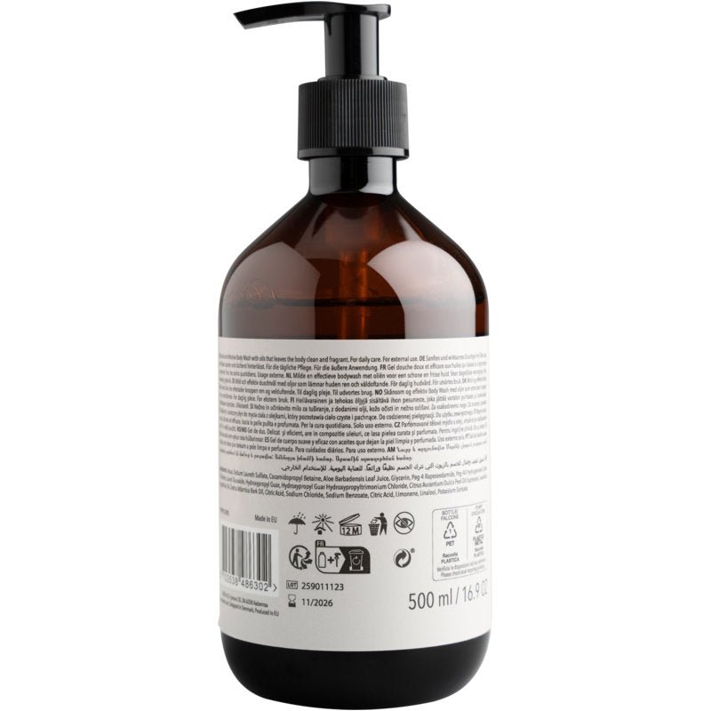 Ruskea muovipullo, jossa on musta pumppu ja suuri valkoinen etiketti, näyttää viivakoodin, kierrätyssymbolit ja 500 ml tilavuuden ENA Living Body Wash:lle Abena Re-Seller GmbH:lta, myydään laatikkona (8 pakkausta).