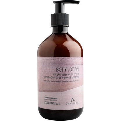 Ruskea pumppupullo ENA Living Body Lotion (500 ml) Abena Re-Seller GmbH:lta, jossa on luonnollisia öljyjä setripuusta, veriapelsiinista ja laventelista sekä rauhoittavaa aloe veraa - ihanteellinen päivittäiseen hoitoon. Saatavana laatikossa, jossa on 8 pakkausta.