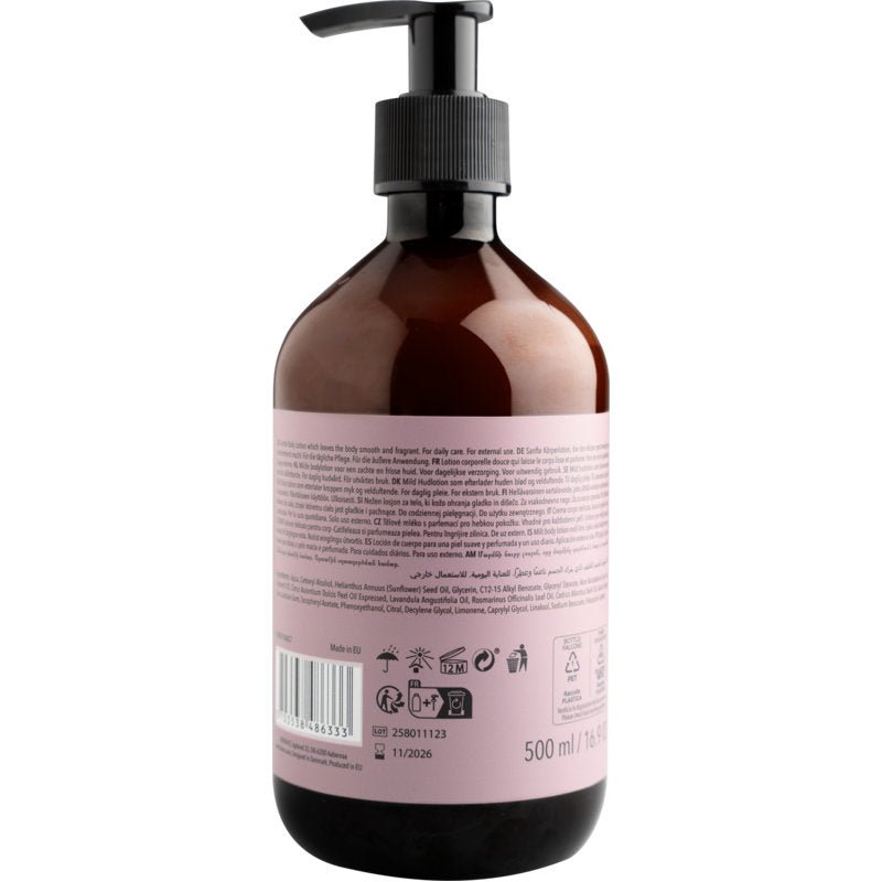 Ruskea muovinen pumppupullo ENA Living Body Lotion (500 ml) Abena Re-Seller GmbH:lta, esitettynä takaa vaaleanpunaisella etiketillä, jossa on tekstiä, kierrätyssymboleja, viivakoodi ja tilavuus. Suunniteltu päivittäiseen vartalonhoitoon.