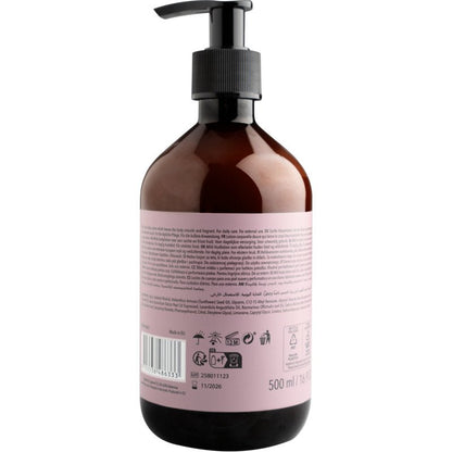 Ruskea muovinen pumppupullo ENA Living Body Lotion (500 ml) Abena Re-Seller GmbH:lta, esitettynä takaa vaaleanpunaisella etiketillä, jossa on tekstiä, kierrätyssymboleja, viivakoodi ja tilavuus. Suunniteltu päivittäiseen vartalonhoitoon.