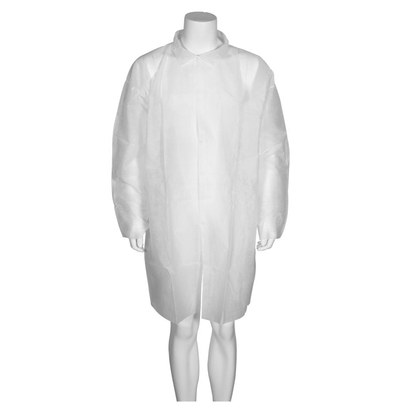 Toimimaton mallinukke kantaa pitkää, valkoista vierailijatakkia (Nonwoven/PP), jossa on hihat ja kaulus Abena Re-Seller GmbH:lta, joka napitetaan edestä. Yksivärinen tausta on valkoinen.