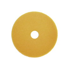 Keltainen, pyöreä Arcora Sunshine Fine No3 Block (kartonki, 10 kappaletta) Arcora International GmbH:lta, keskireiällä, ylhäältä katsottuna valkoisella taustalla - täydellinen puhdistustuote kaupalliseen siivoukseen.