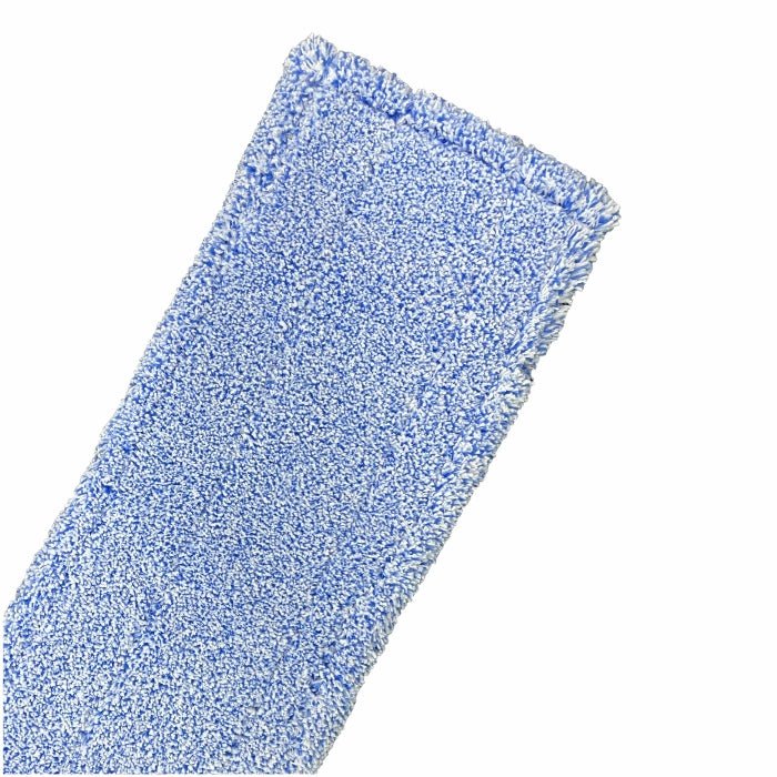 Die Nahaufnahme des Arcora MICRO BLUE 2.0 - FC OHNE DECKBLATT Mikrofasertuches der Arcora International GmbH zeigt sein weiches, strukturiertes Gewebe und die sauberen Kanten - ideal für alle Oberflächen und kompatibel mit verschiedenen Reinigungsmitteln.