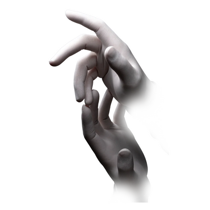 Lähikuva näyttää kaksi kättä, joiden sormet koskettavat hellästi toisiaan. Kädet ja sormet, elegantisti koristeltuina AMPri BASIC-TOUCH lateksikäsineillä, puuterittomina, valkoisina AMPri Handelsgesellschaft mbH:ltä, häipyvät osittain ranteisiin, luoden valkoista taustaa vasten liukenevan efektin.