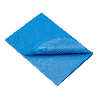 Taiteltu sininen pressu, joka on valmistettu kestävästä kudotusta materiaalista, on nähtävissä yksinkertaisella valkoisella taustalla. Siinä on näkyvä tekstuuri ja vahvistetut reunat, jotka muistuttavat AMPri Dental kertakäyttöisten potilasliinojen 33 x 45 cm tekstuuria AMPri Handelsgesellschaft mbH:lta.