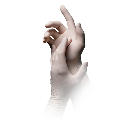 Abgebildet ist ein Paar Hände, die AMPri MED-COMFORT Polymer Plus Latexhandschuhe puderfrei, weiß | Box (100 Stück) tragen. Eine Hand zieht einen Handschuh an, während die andere teilweise bedeckt ist, was den Vorgang des Anziehens der puderfreien Handschuhe betont. Der Hintergrund ist weiß und minimalistisch und hebt den Chemikalienschutz der AMPri Handelsgesellschaft mbH hervor.