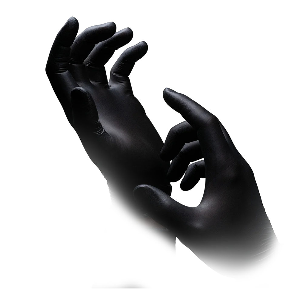 Kaksi kättä AMPri Nature Gloves BLACK nitriilikäsineillä AMPri Handelsgesellschaft mbH:ltä, tunnettu korkeasta kestävyydestään sekä kemiallisesta ja biologisesta suojastaan, on asetettu valkoiselle taustalle. Käsien sormet ovat hieman taipuneet, mikä luo dramaattisen asennon.
