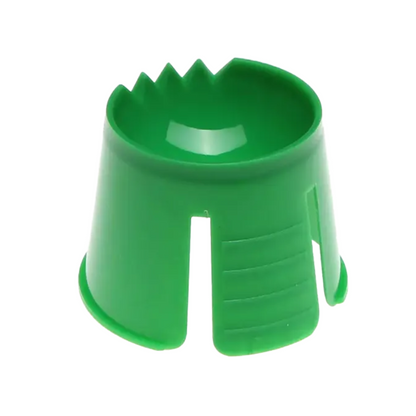 Vihreä esine AMPri-polypropeenista, joka muistuttaa kartiomaista kuppia ja jossa on yläreunassa lovia ja aukkoja, saattaa toimia esineen kiinnittämiseen tai paikallaan pitämiseen, toimii ihanteellisena kertakäyttöisenä Dappen-kulhona hammaslääketieteellisten materiaalien sekoittamiseen ja annosteluun.