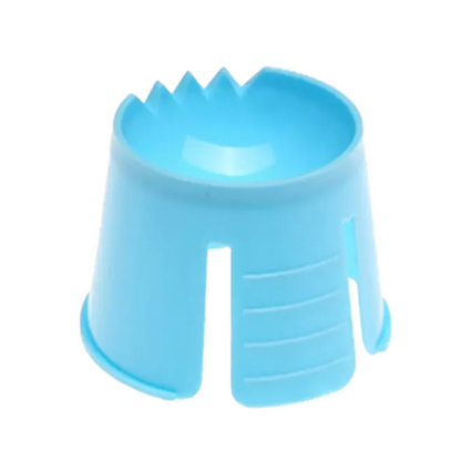 Kynsimäinen työkalu polypropeenista, jossa on pyöristetty pohja ja avoimet aukot hiusten sijoittamiseen, kuvattu täällä nimellä "AMPri PP kertakäyttöinen Dappen-astia" AMPri Handelsgesellschaft mbH:ltä.