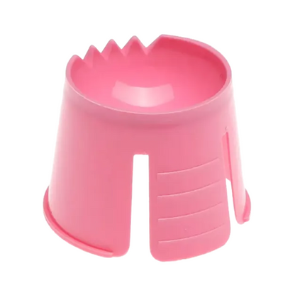 AMPri Handelsgesellschaft mbH:n AMPri PP kertakäyttöinen Dappen-astia on vaaleanpunainen polypropeenista valmistettu muovisäiliö. Siinä on vakaa pohja ja sisällä on pieniä uria, joissa on pystysuoria aukkoja sivuilla, jotka todennäköisesti toimivat tarttumisen tai koristeellisiin tarkoituksiin.