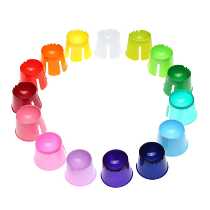 Näytetään ympyränmuotoinen järjestely värikkäitä AMPri PP kertakäyttöisiä Dappen-astiankansia sävyissä punainen, oranssi, keltainen, valkoinen, vihreä, sininen, violetti ja vaaleanpunainen harmonisessa väriliukukuviomallissa kirkkaan valkoista taustaa vasten.