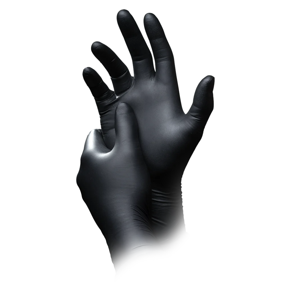 Pari käsiä mustissa lateksikäsineissä, joissa toinen käsi vetää käsinettä toisen päälle, eristettynä valkoisella taustalla, korostaa AMPri Handelsgesellschaft mbH:n AMPri SolidSafety Chem Ex -antistaattisia nitriilikemikaalisuojakäsineitä, jotka ovat täydellisiä tarkkaan käsittelyyn.