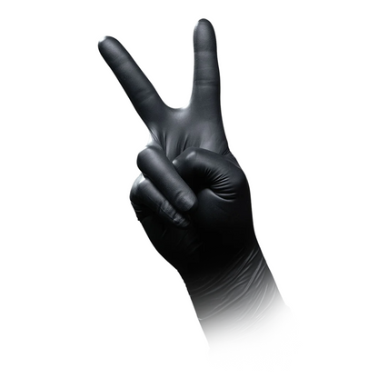 Käsi, joka käyttää AMPri SolidSafety Chem Ex -antistaattista nitriilikemikaalisuojakäsinettä, tekee rauhanmerkin valkoista taustaa vasten.