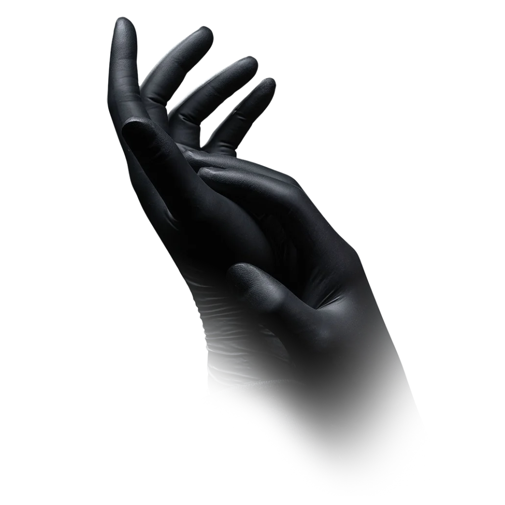 Valkoista taustaa vasten näkyy kaksi kättä mustissa käsineissä, jotka näyttävät olevan AMPri Handelsgesellschaft mbH:n AMPri SolidSafety Chem Ex antistaattisia nitriilikemikaalisuojakäsineitä. Toinen käsi on hieman kaareva, kun taas toinen koskettaa sitä kevyesti. Tausta haalistuu alaspäin, luoden pehmeän, sumuisen vaikutelman, joka tukee tarkkaa käsittelyä.