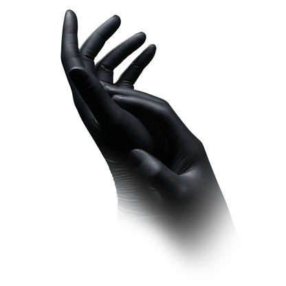 Valkoista taustaa vasten näkyy kaksi kättä mustissa käsineissä, jotka näyttävät olevan AMPri Handelsgesellschaft mbH:n AMPri SolidSafety Chem Ex antistaattisia nitriilikemikaalisuojakäsineitä. Toinen käsi on hieman kaareva, kun taas toinen koskettaa sitä kevyesti. Tausta haalistuu alaspäin, luoden pehmeän, sumuisen vaikutelman, joka tukee tarkkaa käsittelyä.